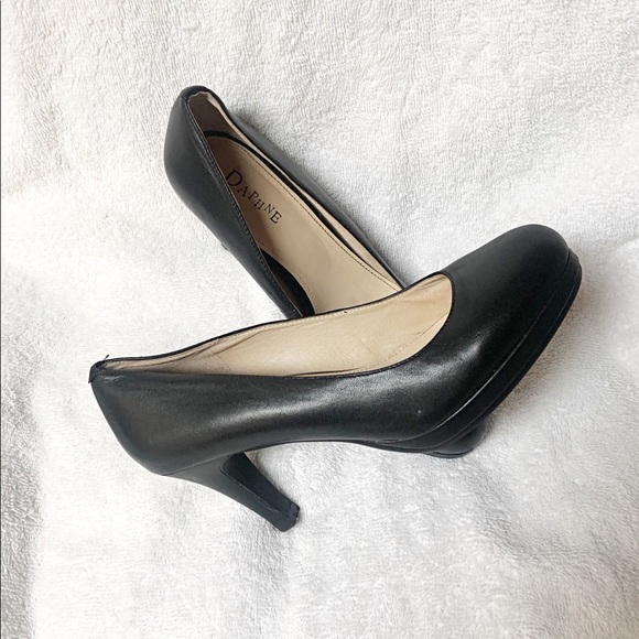 DAPHNE- Gorgeous Black Leather Pumps - Picture 2 of 10